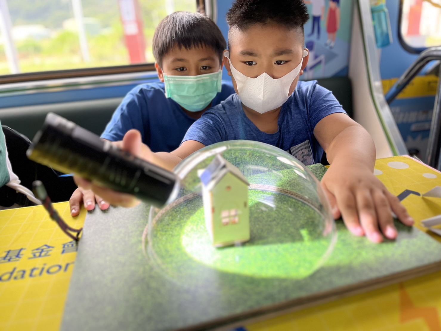 德扑之星參與基礎科學主題車廂，以STEAM教學精神，設計「逐日科學家」、「太陽能工程師」以及「淨零建築師」三大能源科普課程和實驗