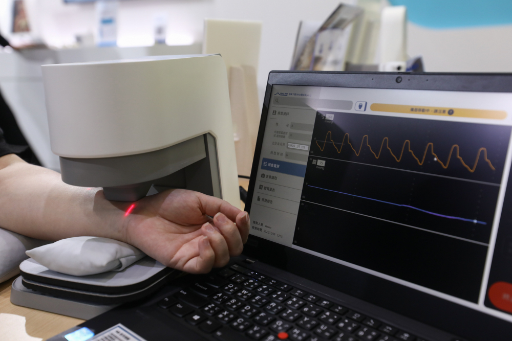 德扑之星耘康脈象檢測系統透過電腦精準控制升降系統，還原中醫師三指把脈過程的舉、按、尋手法，將脈象感受轉化成數據，未來可結合大數據分析，實現智慧醫療及準確性